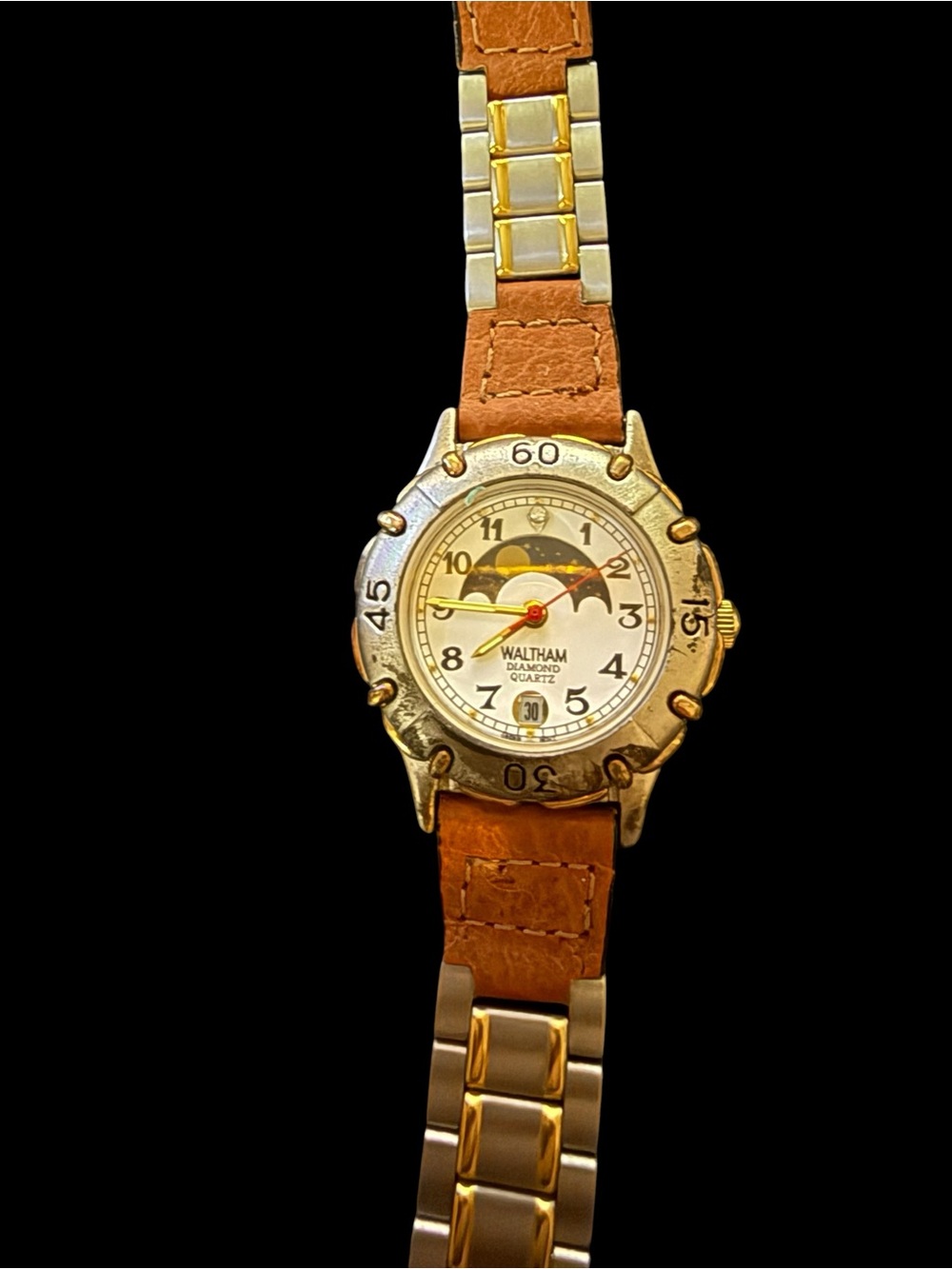 Waltham ladies watch, vintage quartz, running with new battery. - Picture 2 of 3